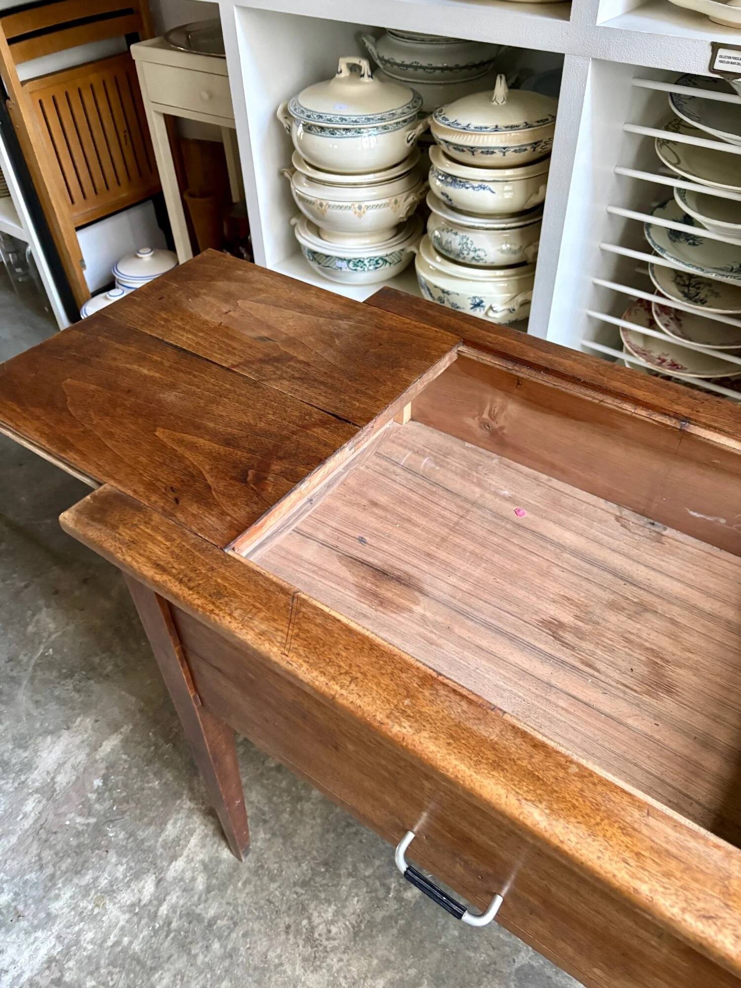 Craft furniture with 2 drawers, solid wood table.