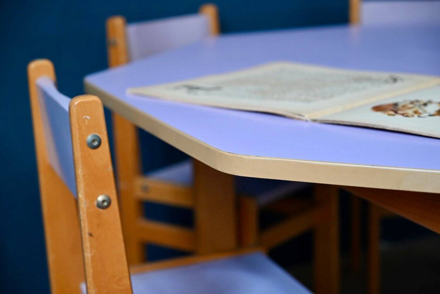 Vintage 1970s octagonal children's table in beech and lilac formica, with 5 chairs.