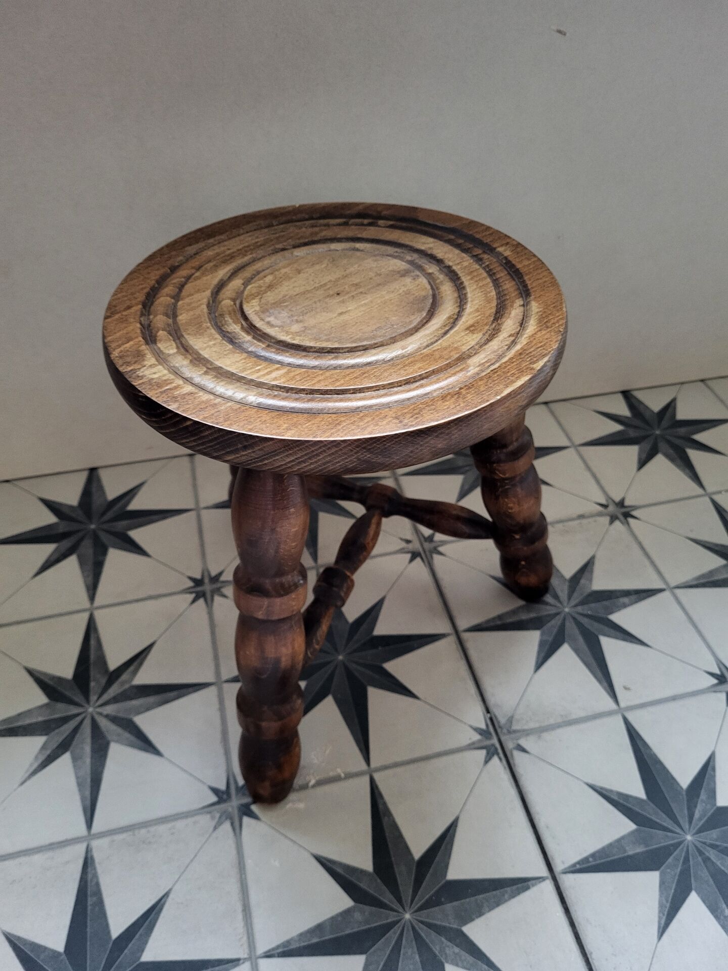 Tabouret tripode
