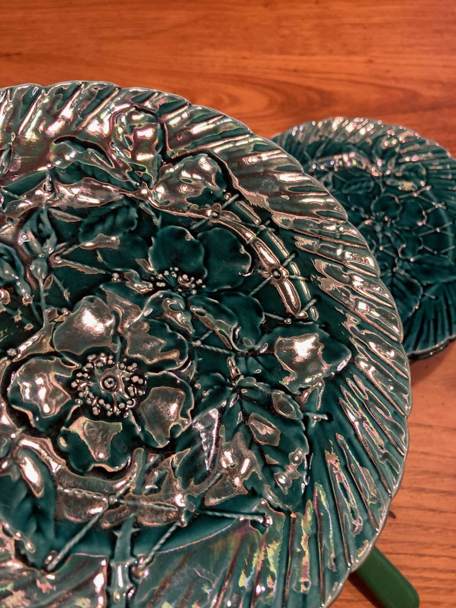 Set of 10 green earthenware dessert plates with a finely embossed floral pattern