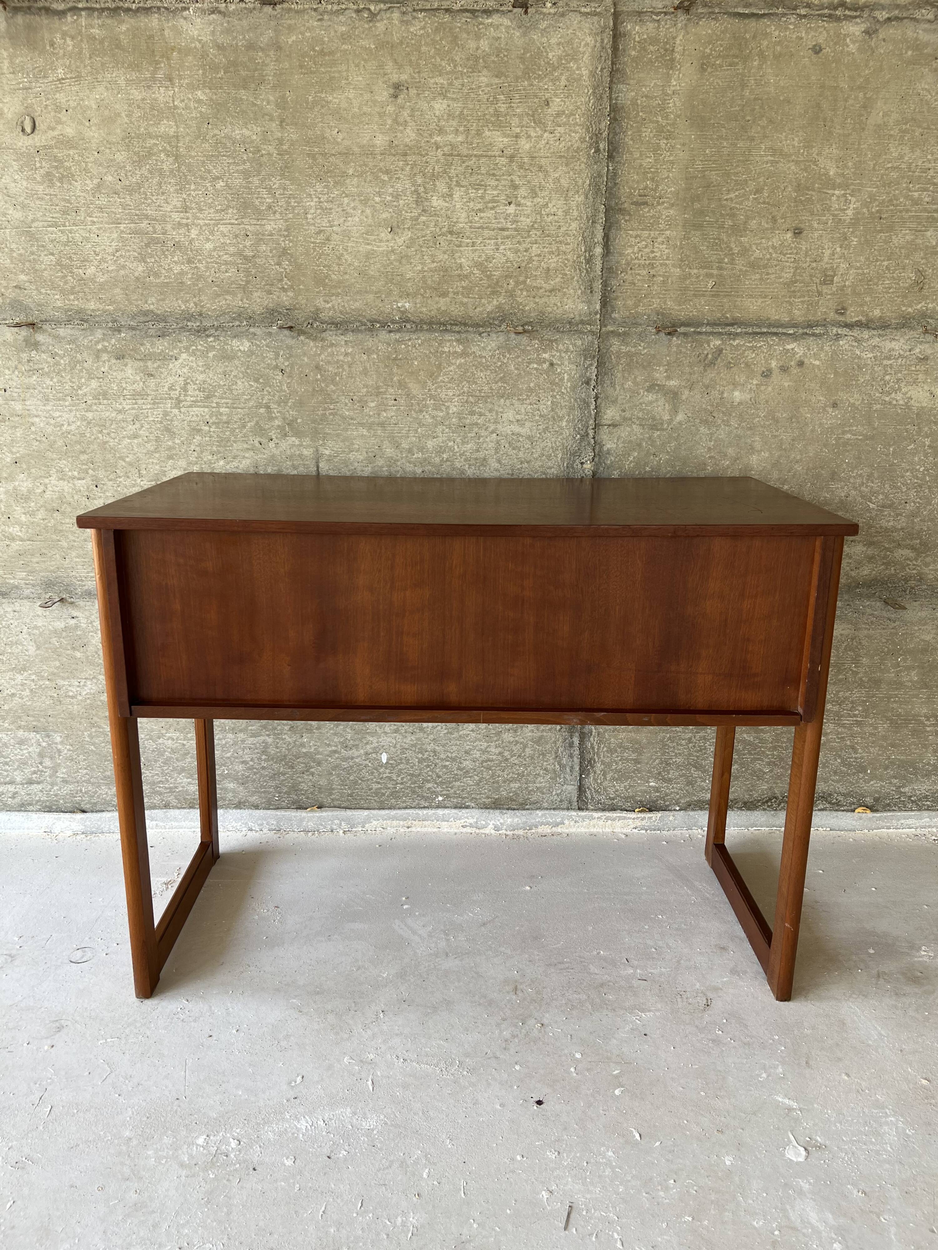 Scandinavian office of the 60s with sleigh feet