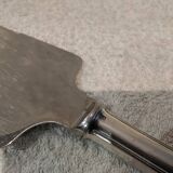 Silver-plated metal pie server with cutting handle, by the silversmith Ercuis Valencay