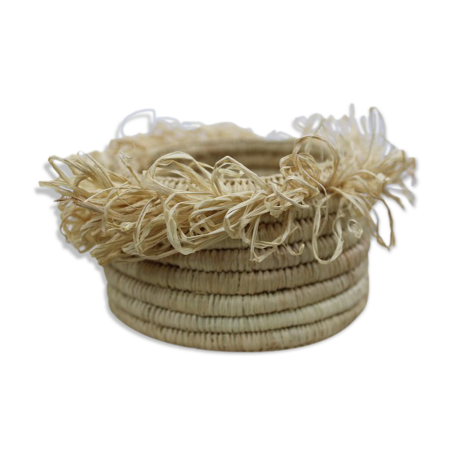 Fringed basket in raffia