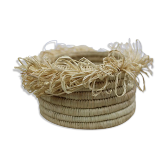 Fringed basket in raffia