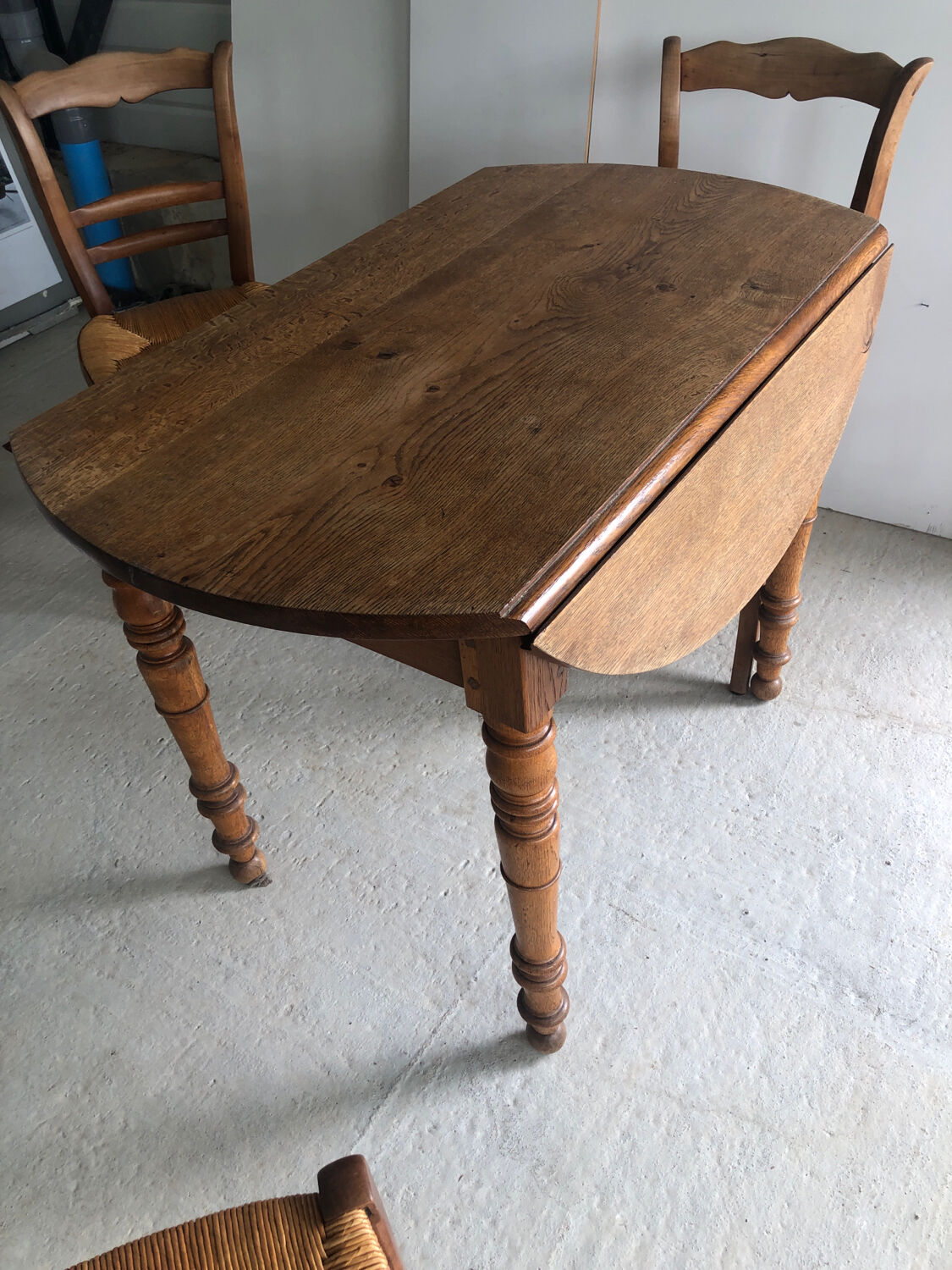 Round wooden table (4/6 people) with 4 straw chairs