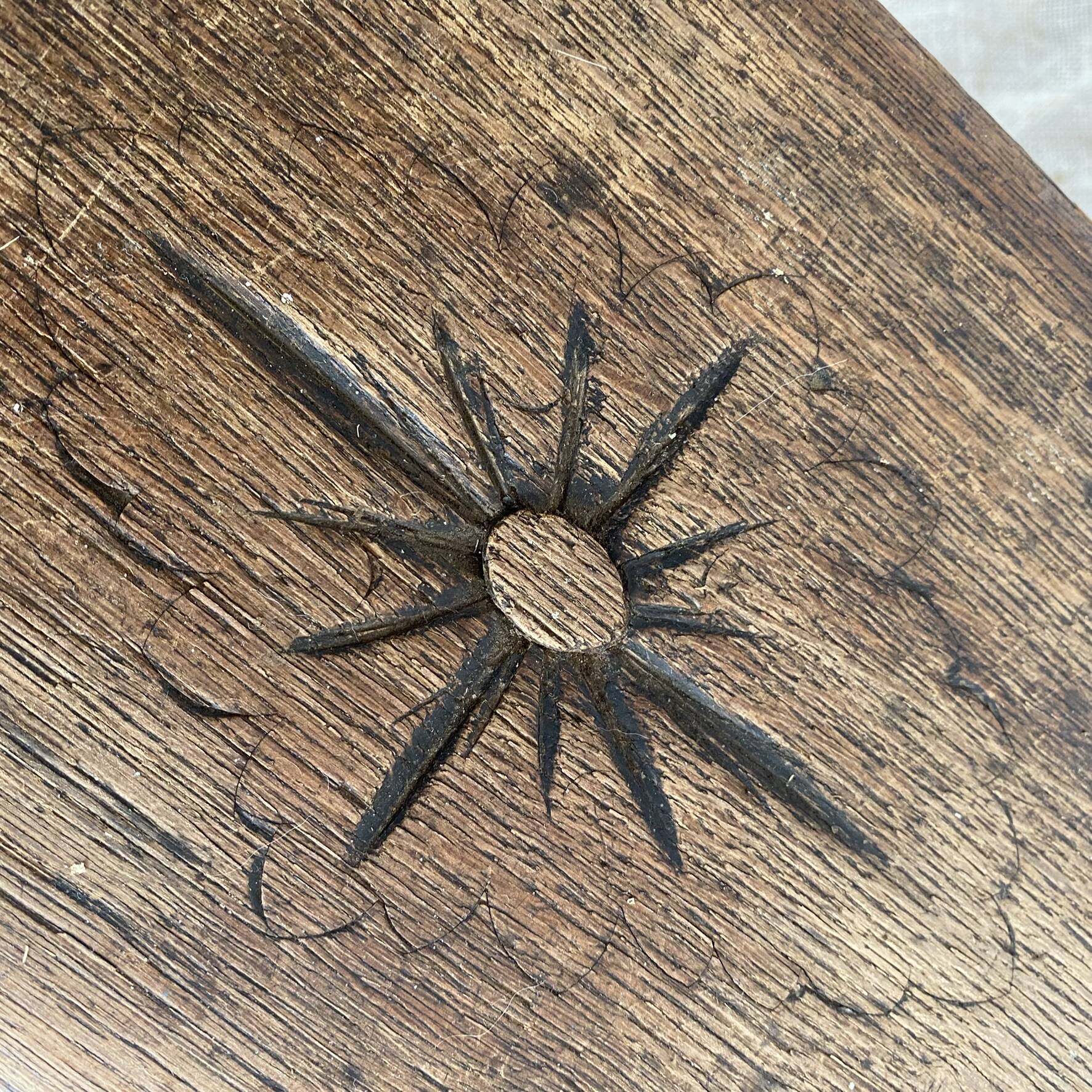 Tabouret bas ancien brodeuse en bois tourné