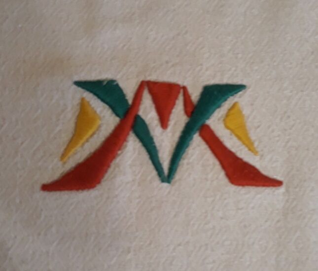 Hand-embroidered tablecloth and its 12 napkins - Encrypted " M V " -80s