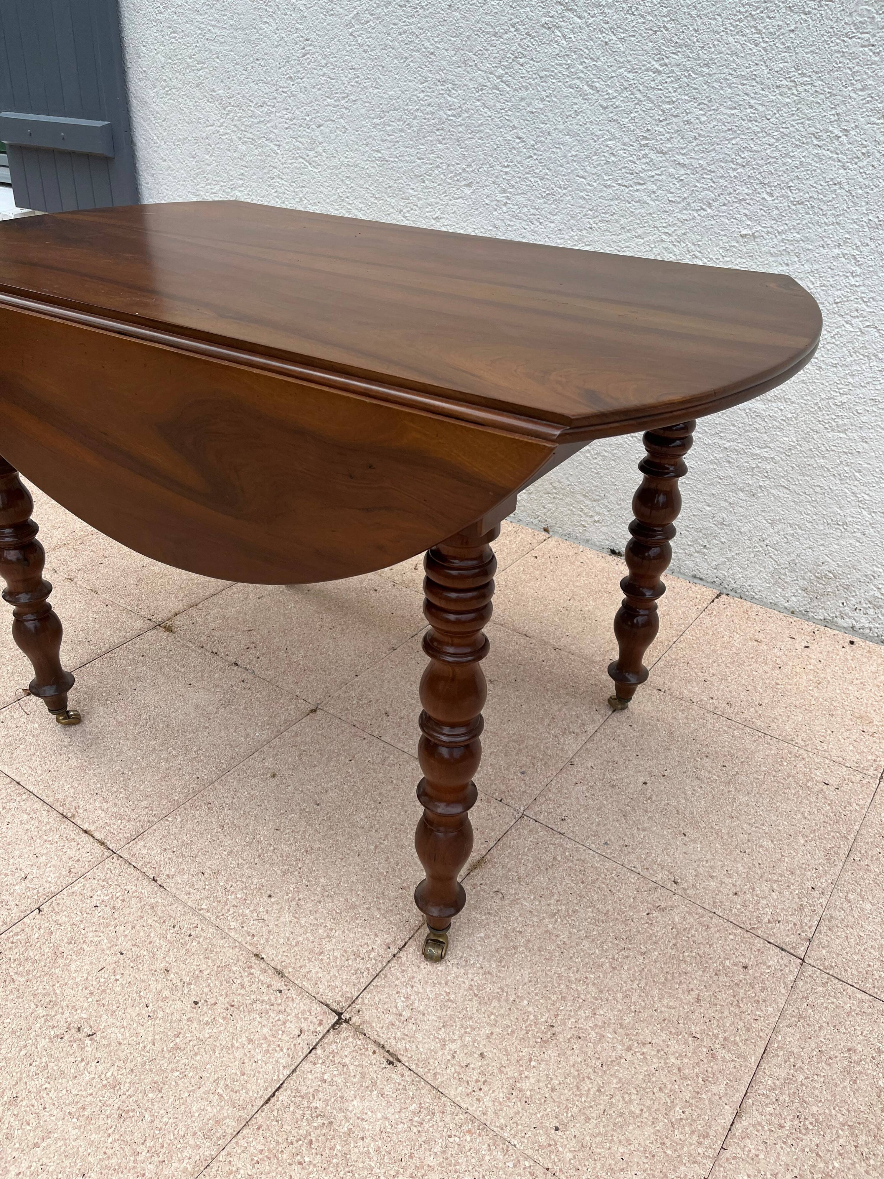 Table ronde en noyer