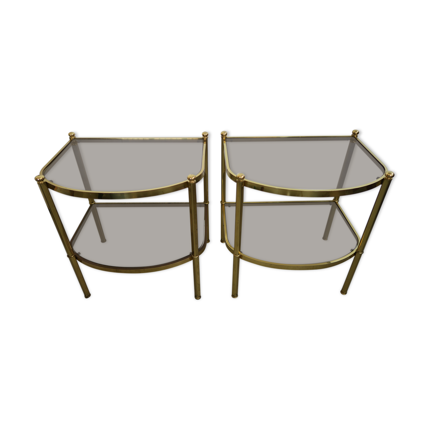 Paire de tables d’appoint en laiton et verre fumant des années 70