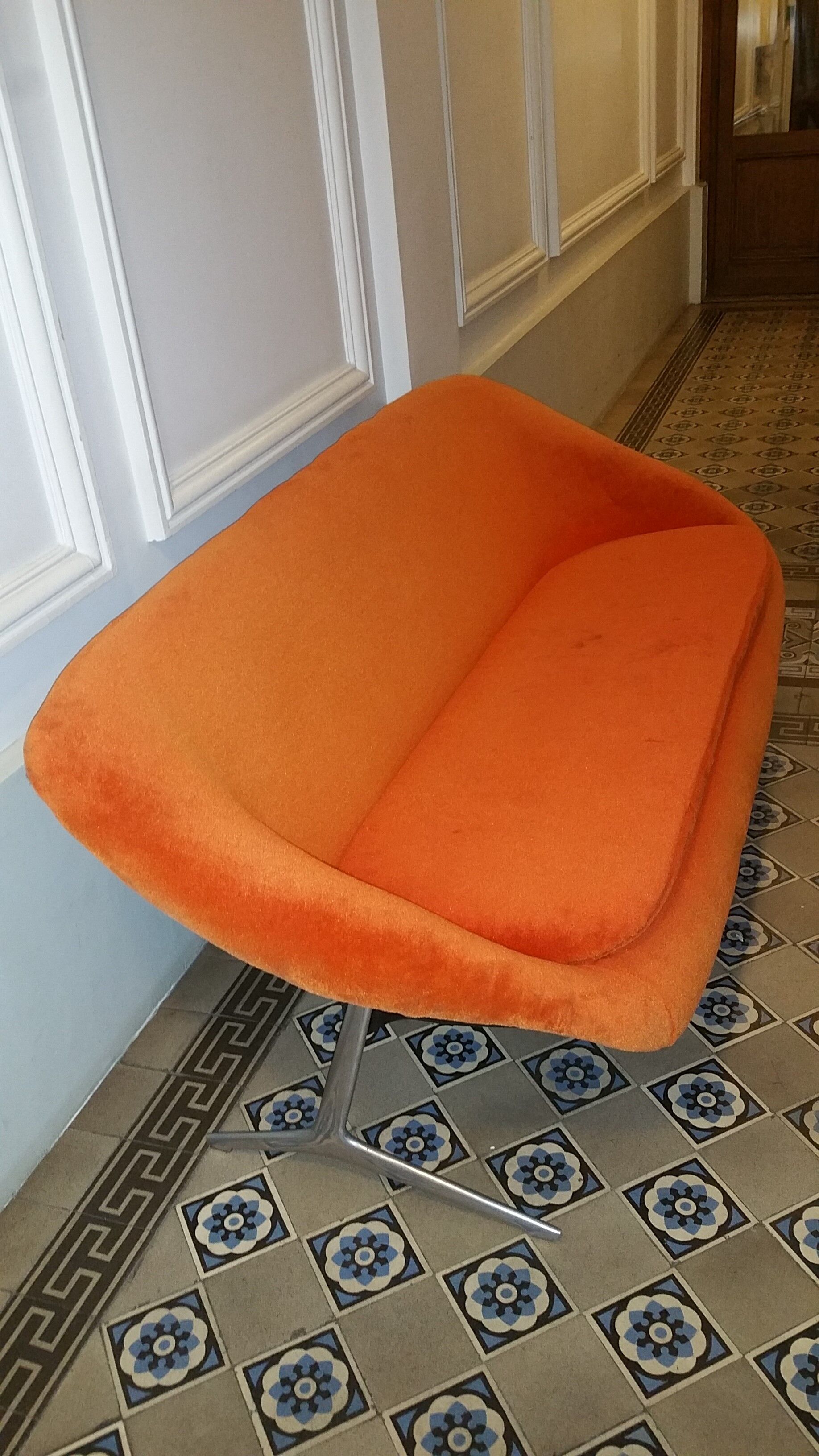 Couch Egg sculptural fibreglass of Walter S. Chenery for Lurashell