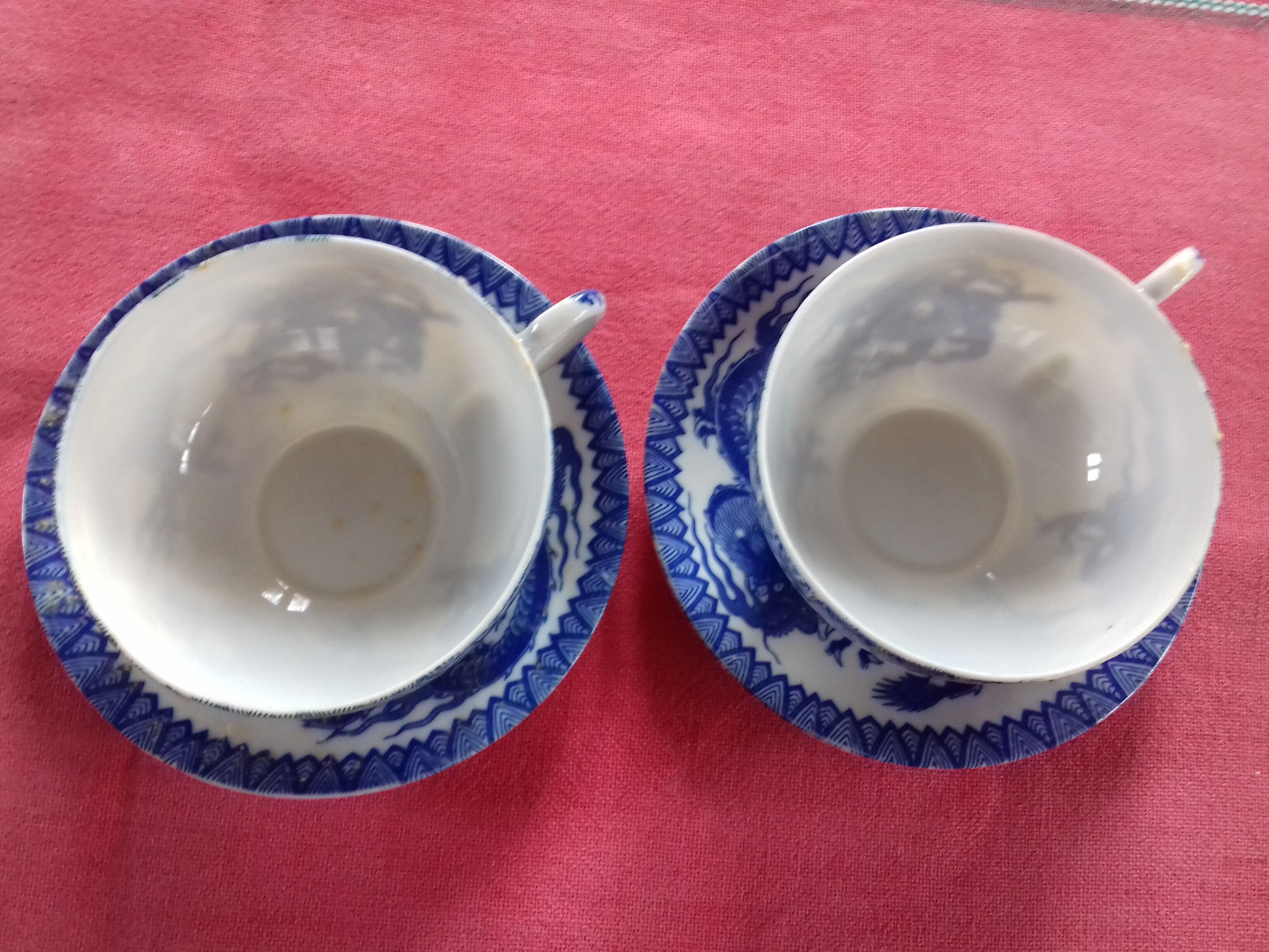 2 porcelain cups with their saucer, hand-painted "Japanese dragon" décor. Do in Japan.