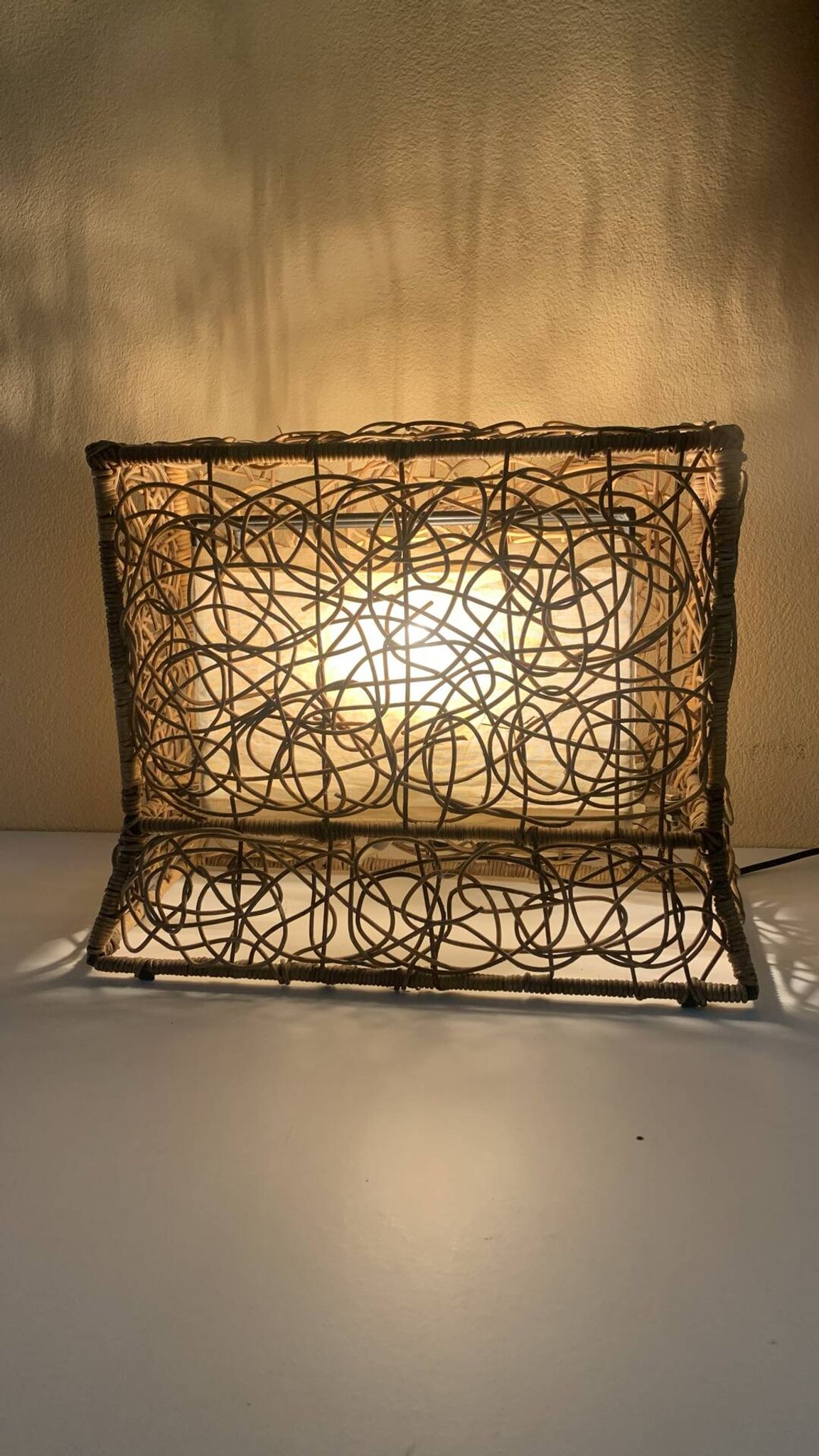 Lampe de sol/table en osier vintage