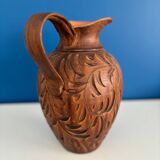 Ceramic pitcher imitating wood
