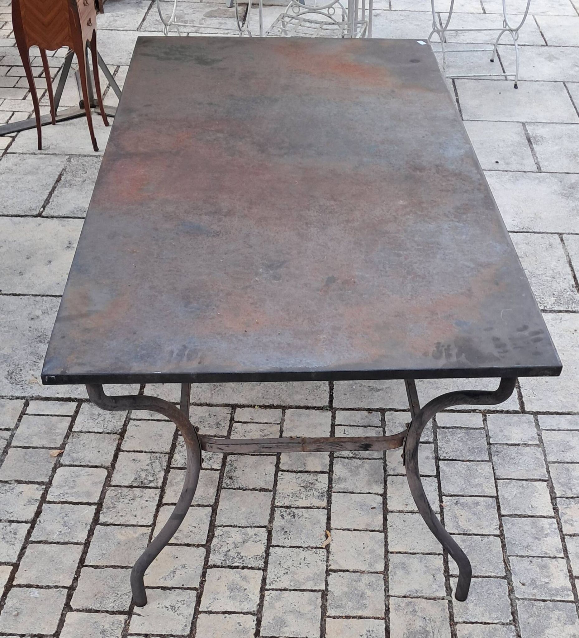 Table à manger en métal
