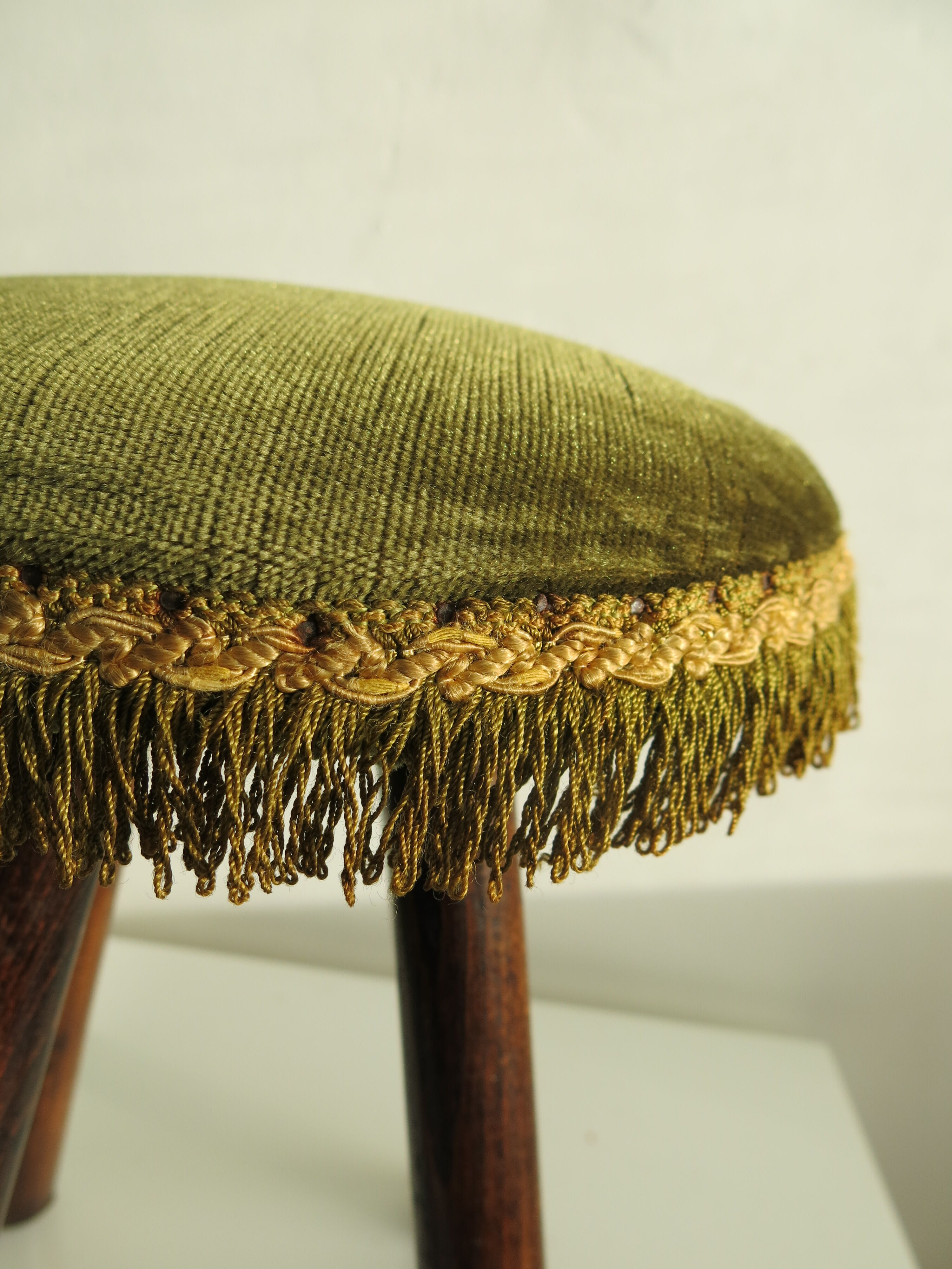 Tabouret en bois et velours à franges