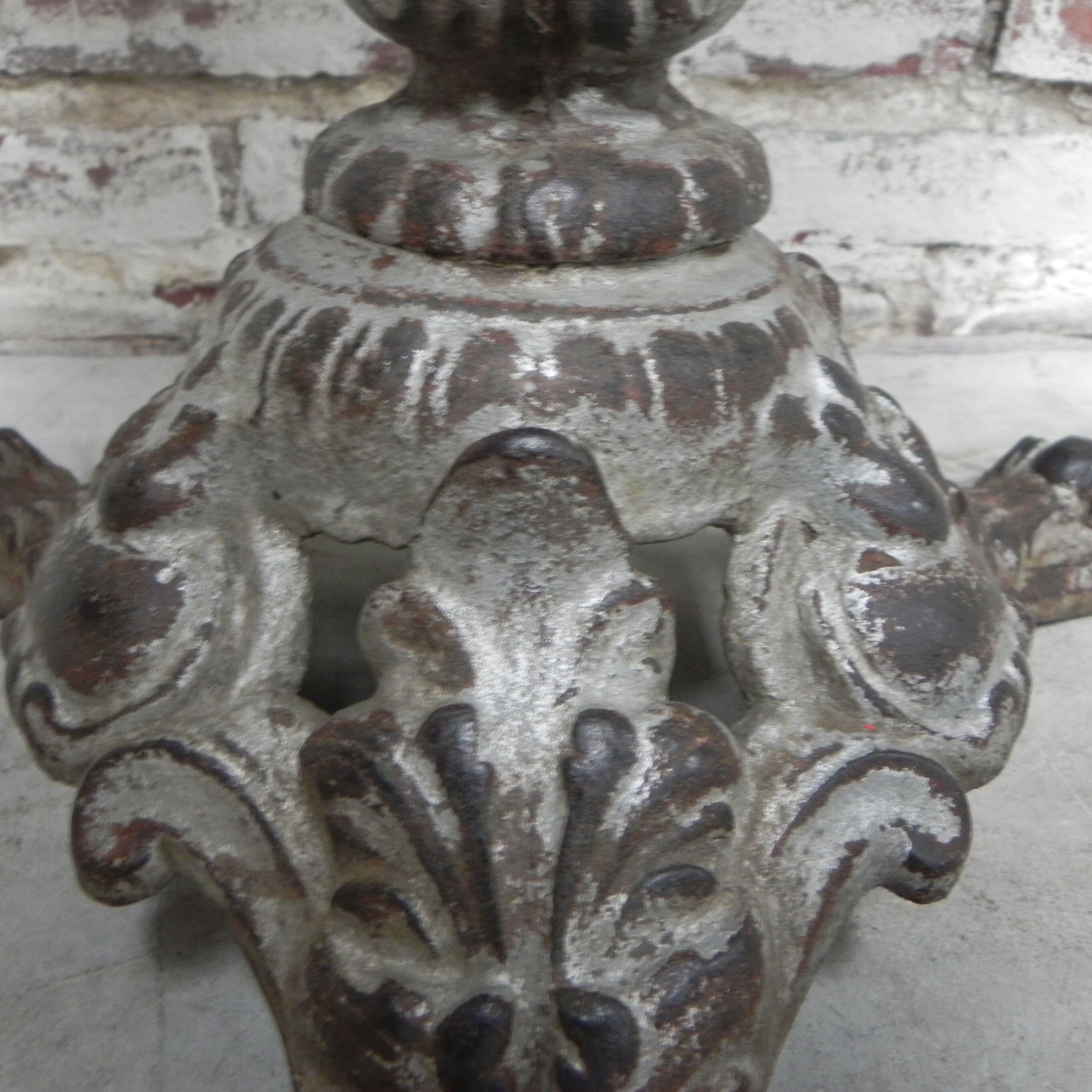 Bistro table with cast iron leg