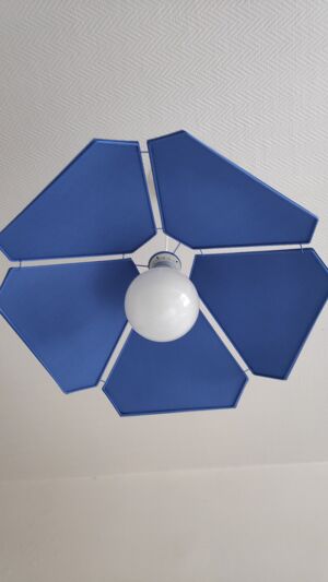 Suspension pétales bleus des années 80