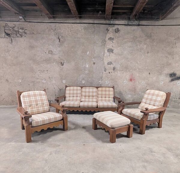 Salon vintage en bois massif avec coussins à carreaux