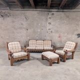 Salon vintage en bois massif avec coussins à carreaux