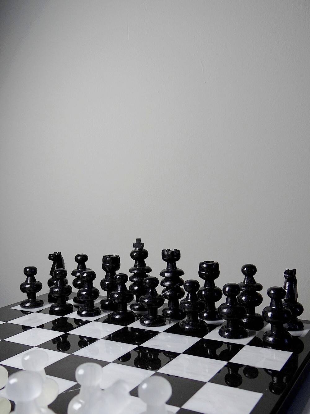 Large vintage chess set from the 70s, white and black marble, Italian craftsmanship