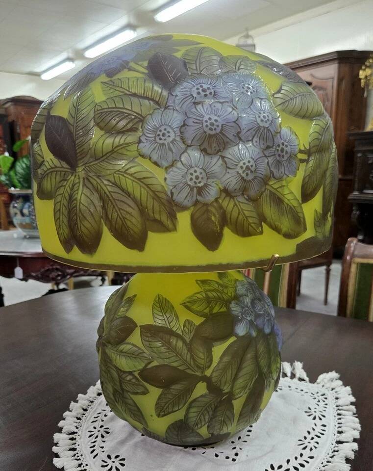 Table lamp in multilayer glass paste, adorned with a rich floral decoration.