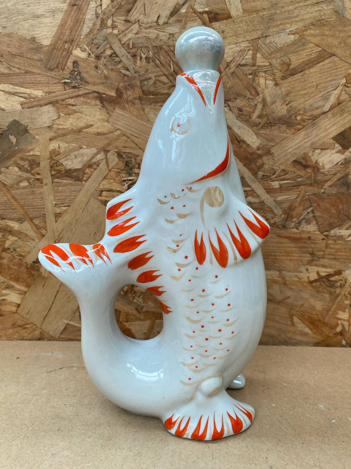 Ancienne bouteille forme poisson blanc orange vintage