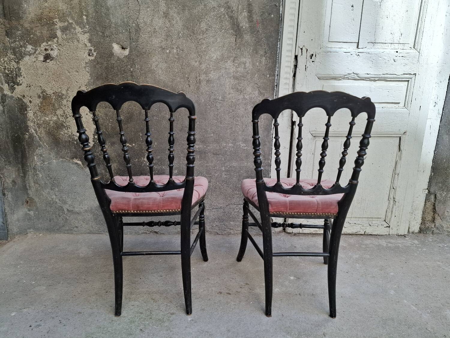 Paire de chaises Napoléon III noir et velours rose