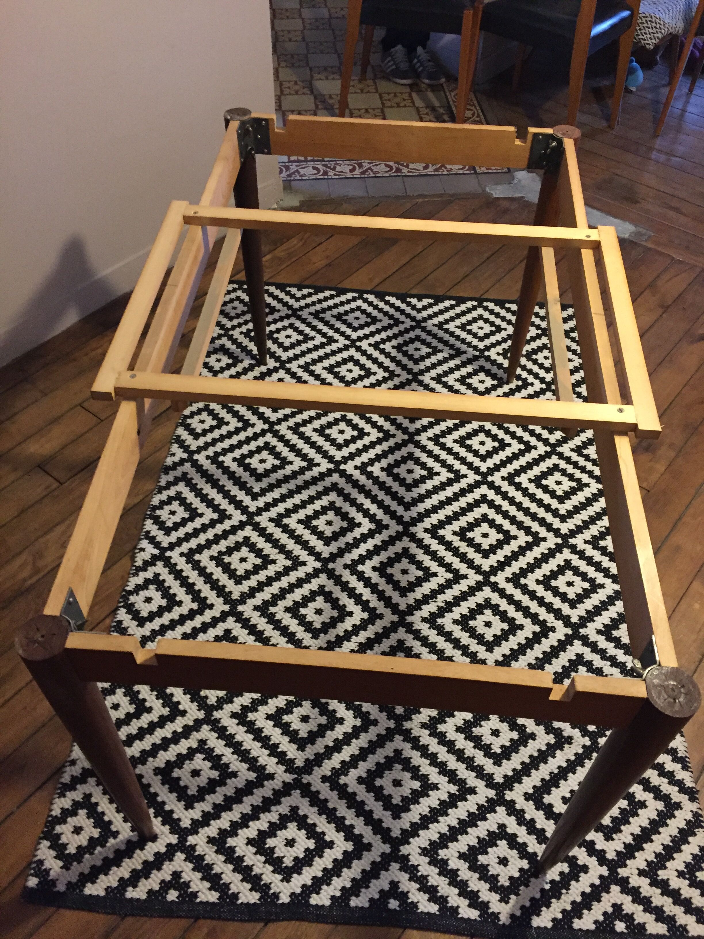 Extendable Scandinavian table