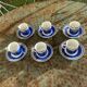 Service a cafe en porcelaine, compose de 12 pieces, 6 tasses et 6 soucoupes, de couleur bleu roi