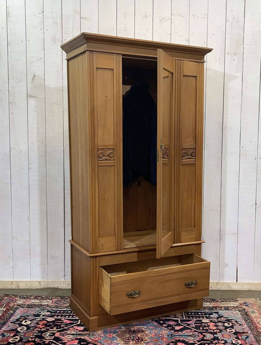 English wardrobe in walnut from the early 20th century.
