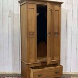 English wardrobe in walnut from the early 20th century.