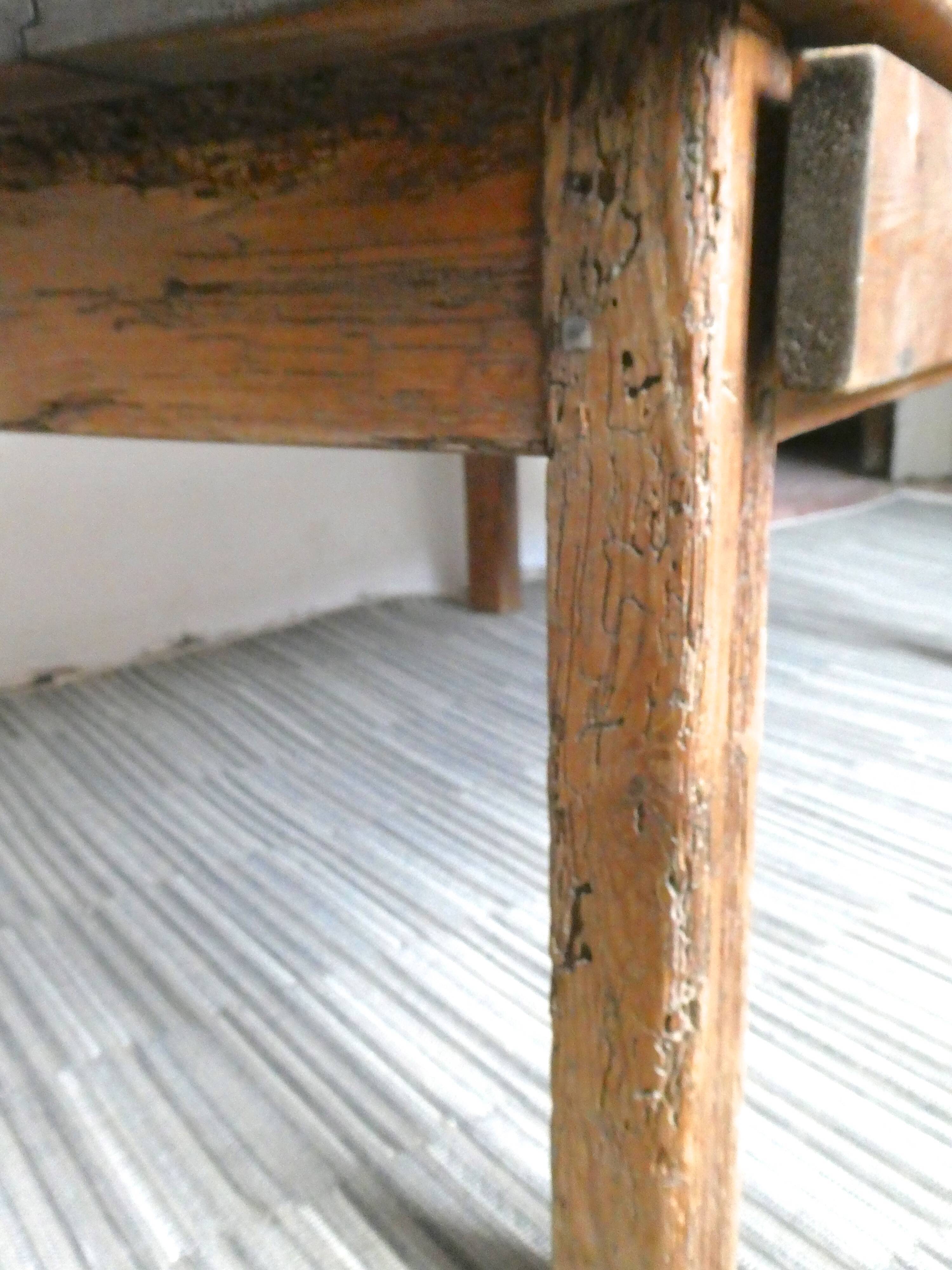 Coffee table in solid wood with a drawer