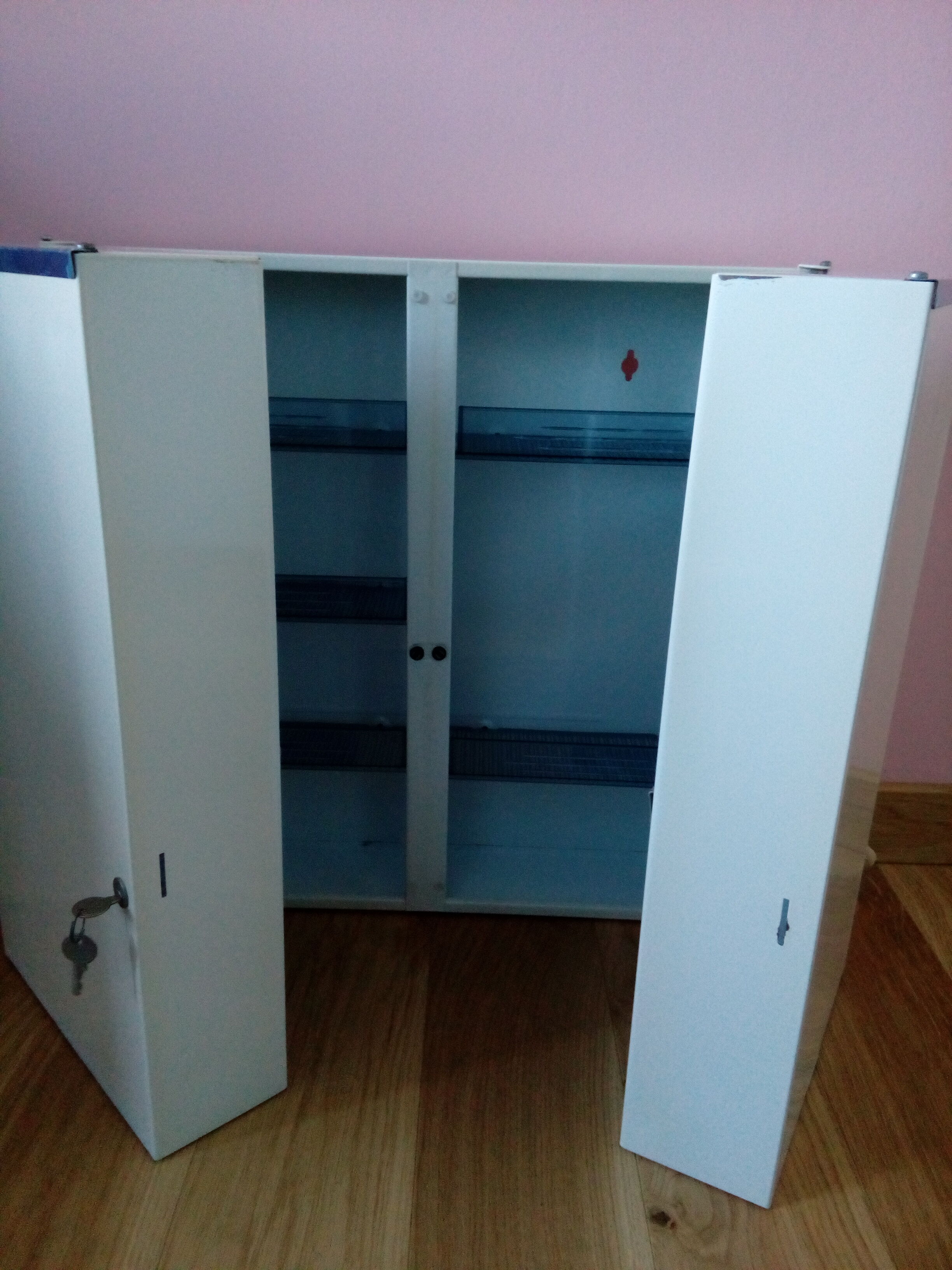 Medicine Cabinet in white lacquered metal