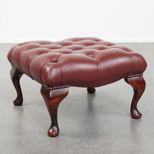 Pouf Chesterfield élégant rouge/marron en cuir de vachette, en très bon état.