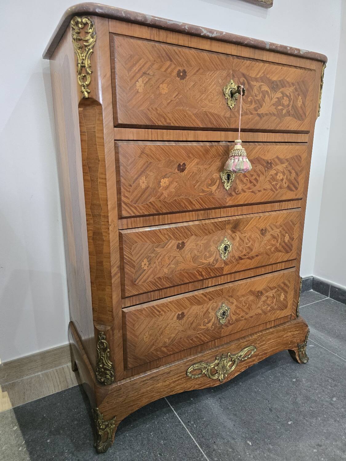Louis XV chest of drawers in marquetry and gilded bronze - Marble top