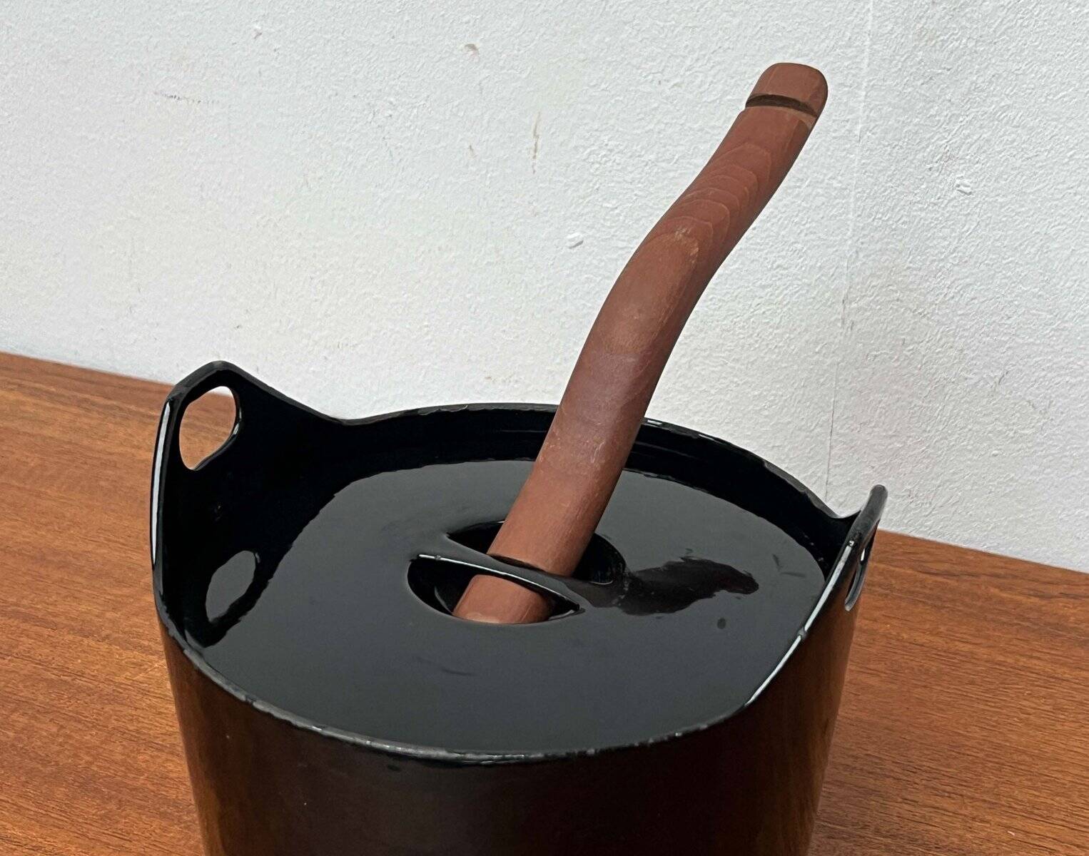 Black enamelled cast iron pot with a teak handle in mid-century style by Timo Sarpaneva for Rosenlew of Finland, 1960s.