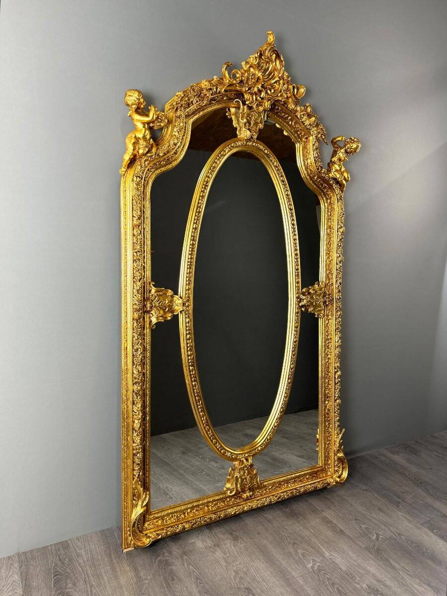 Grand miroir style Louis XV en bois sculpté et doré, XIXe siècle