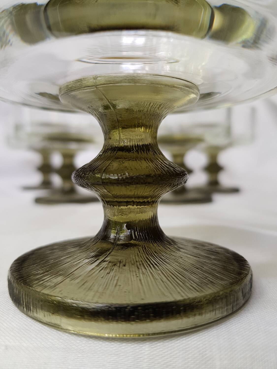 Ensemble de 6 tasses à dessert à pied vert par Venam Italie 1970