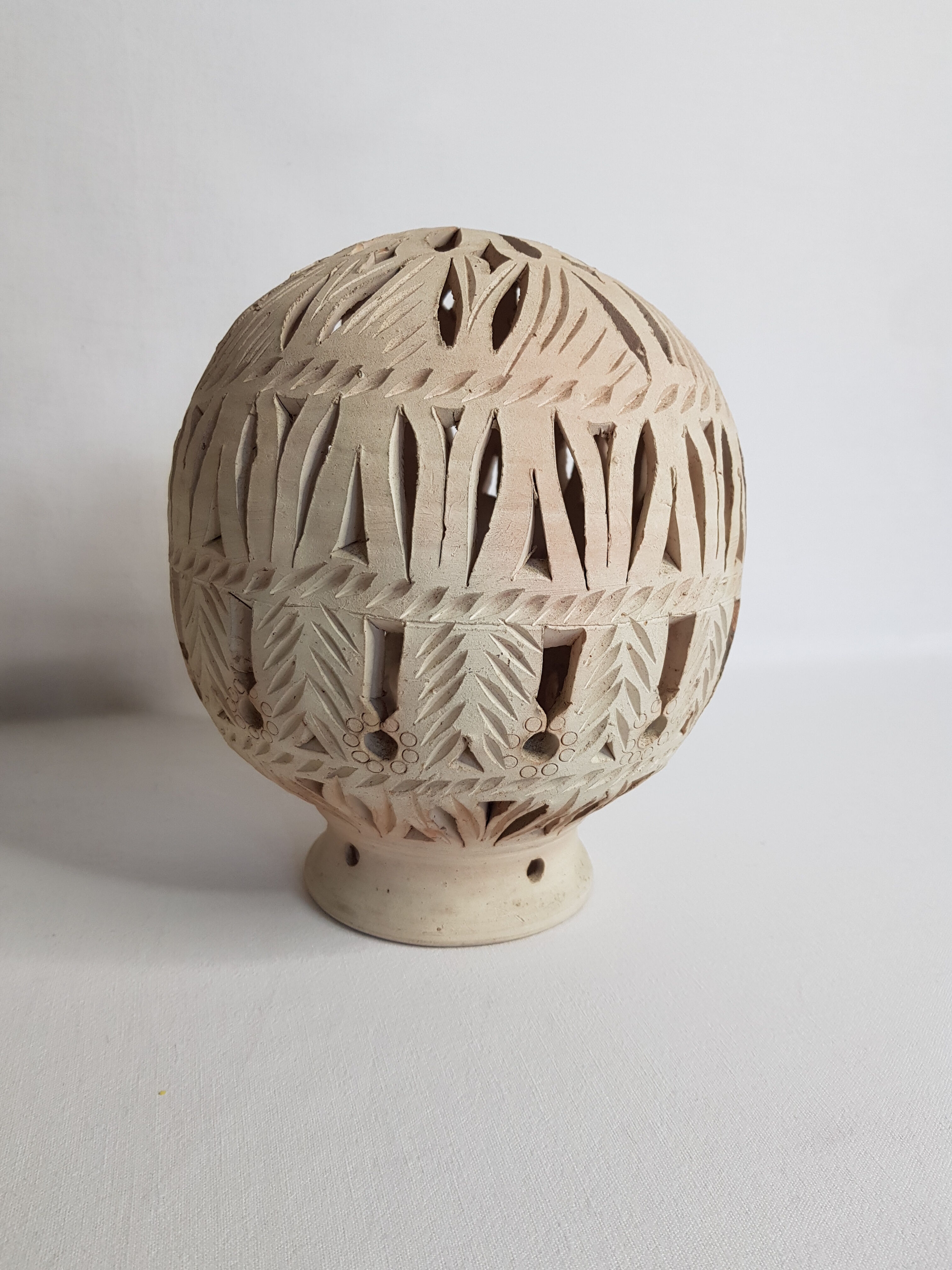 Applique orientale sphérique en terre cuite