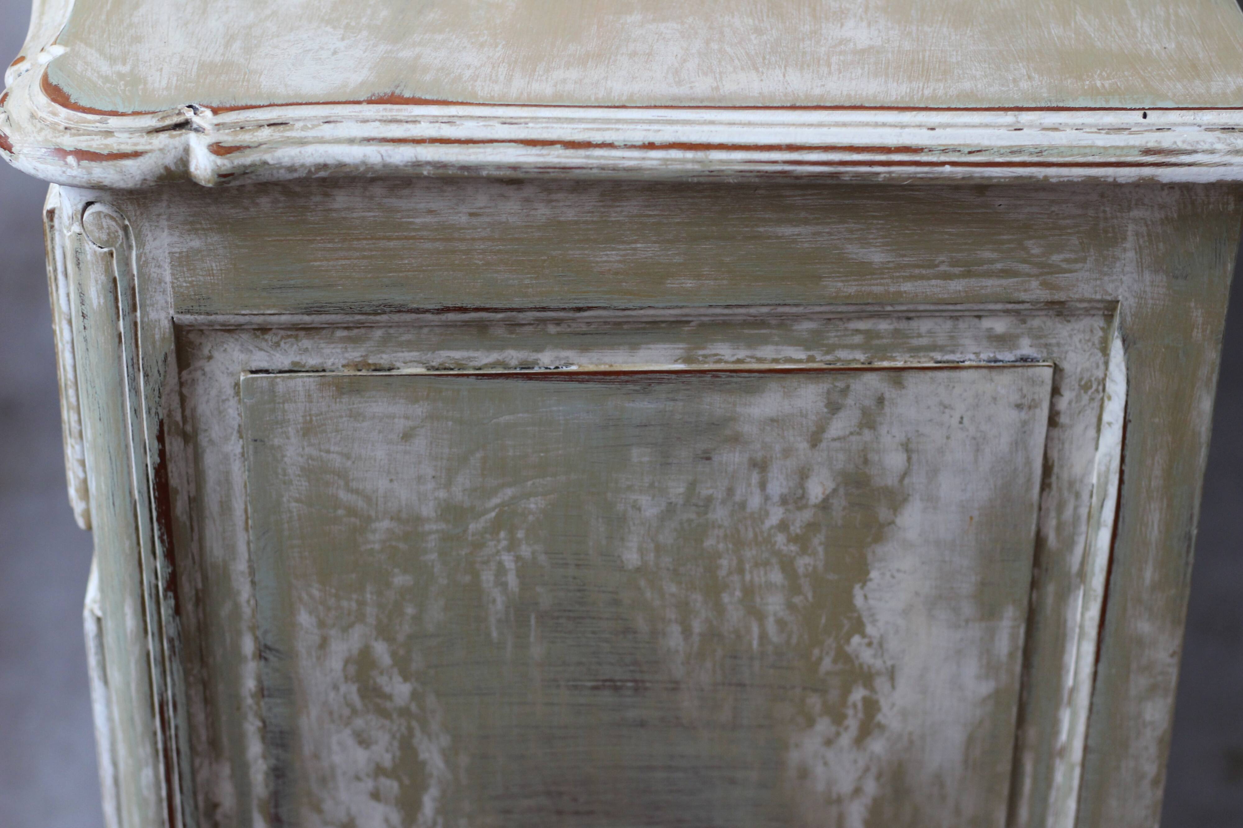 Commode arbalete ancienne patinée beige et blanc