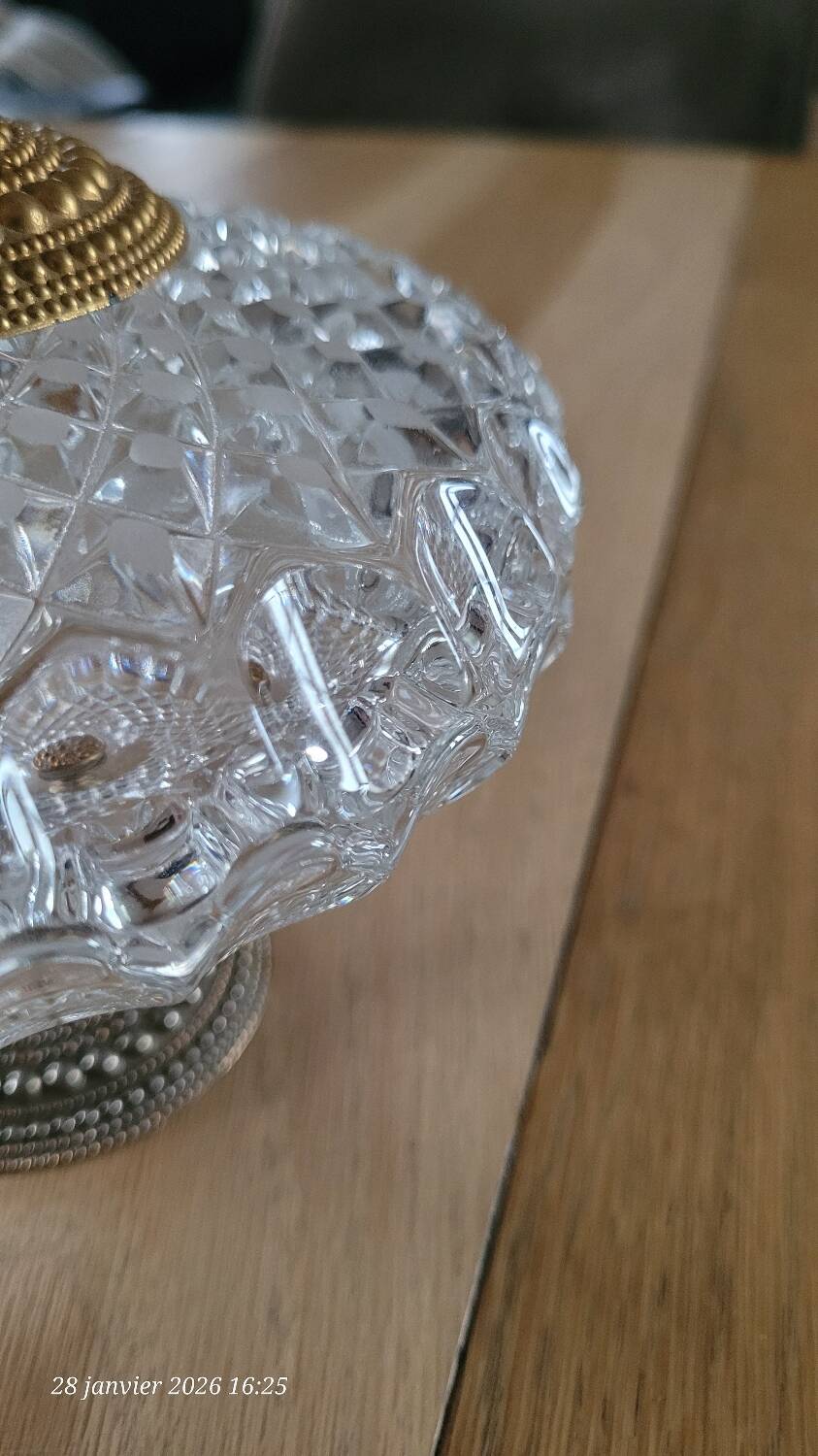 Bonbonnière en verre taillé et métal doré