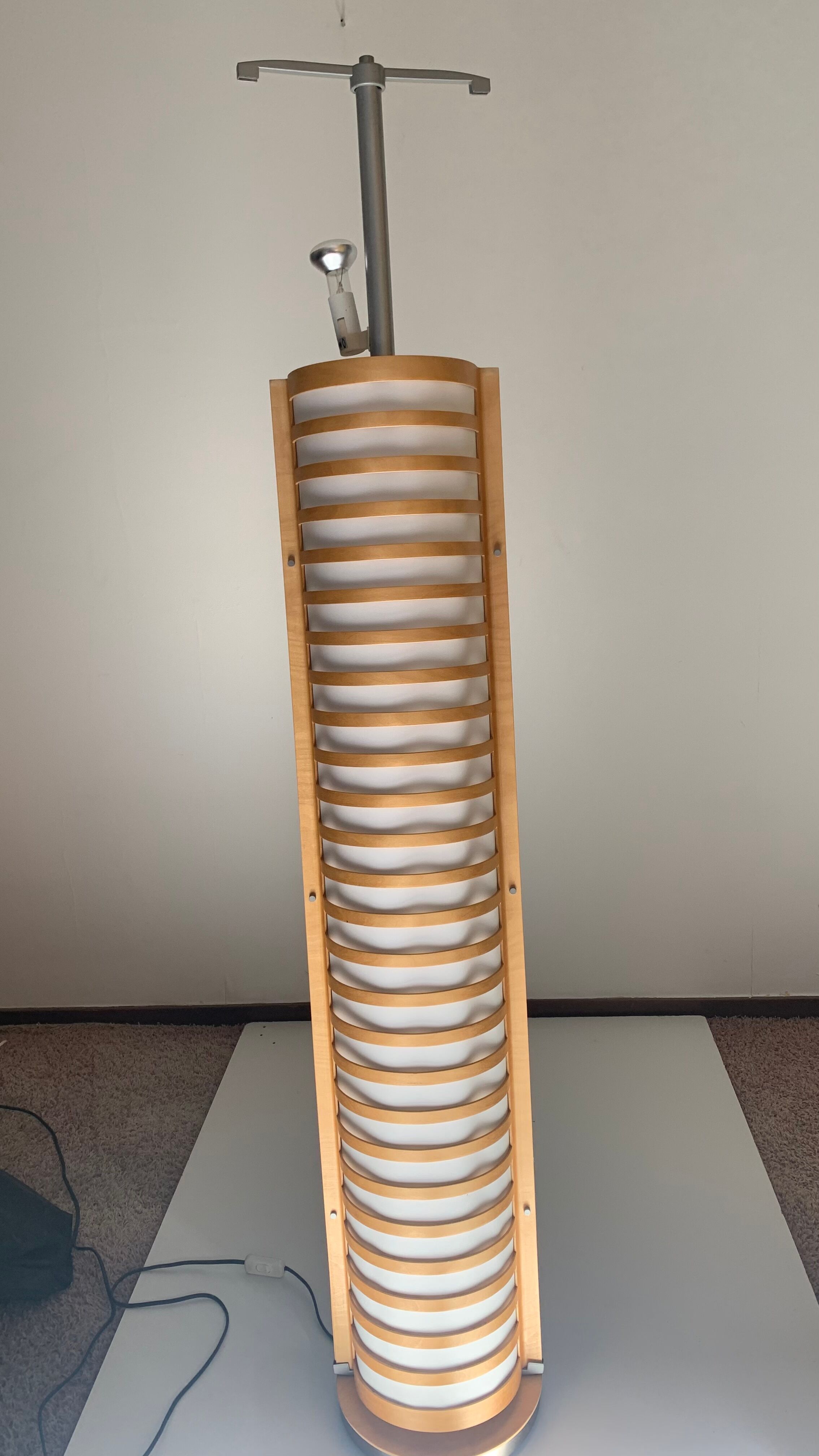 Lampadaire en bois de hêtre et textile Ikea Strimma