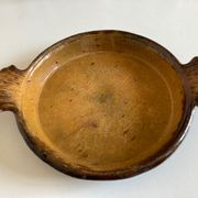 Plat de campagne en terre cuite vernissée art populaire début 20e