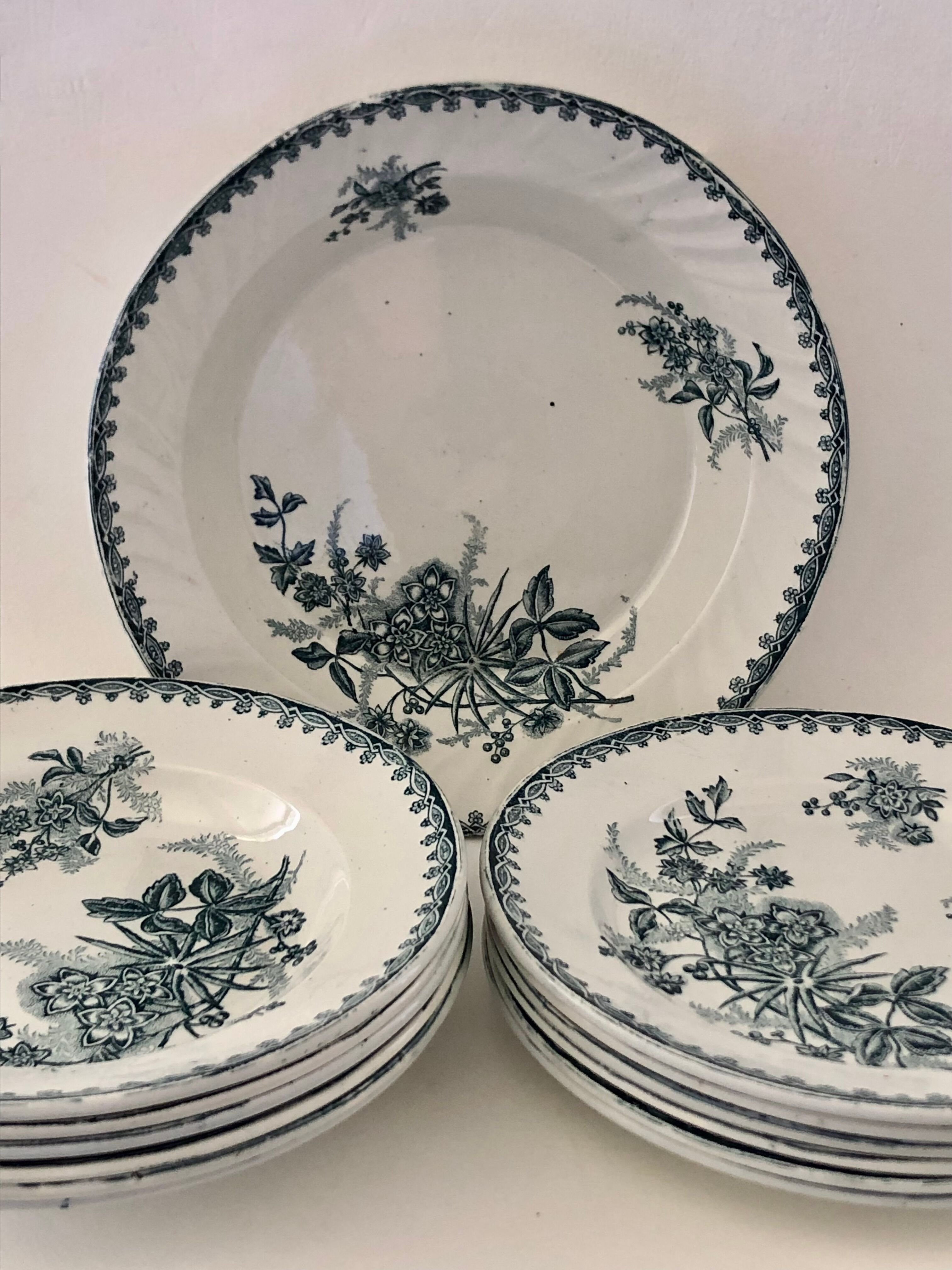 Round dish - Terre de fer Ste Amandinoise - Service Margot