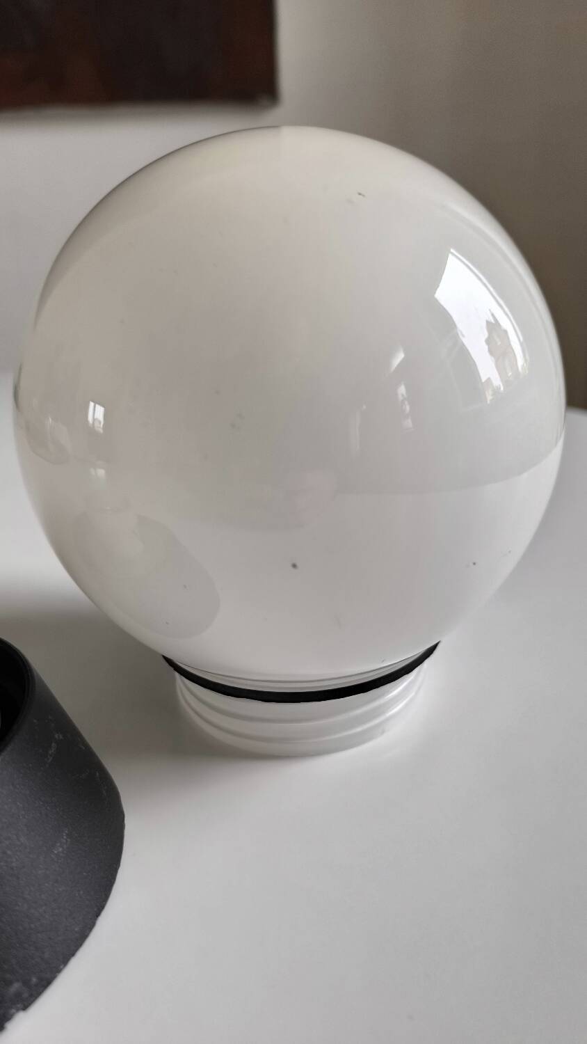 Applique boule en opaline blanche 1970