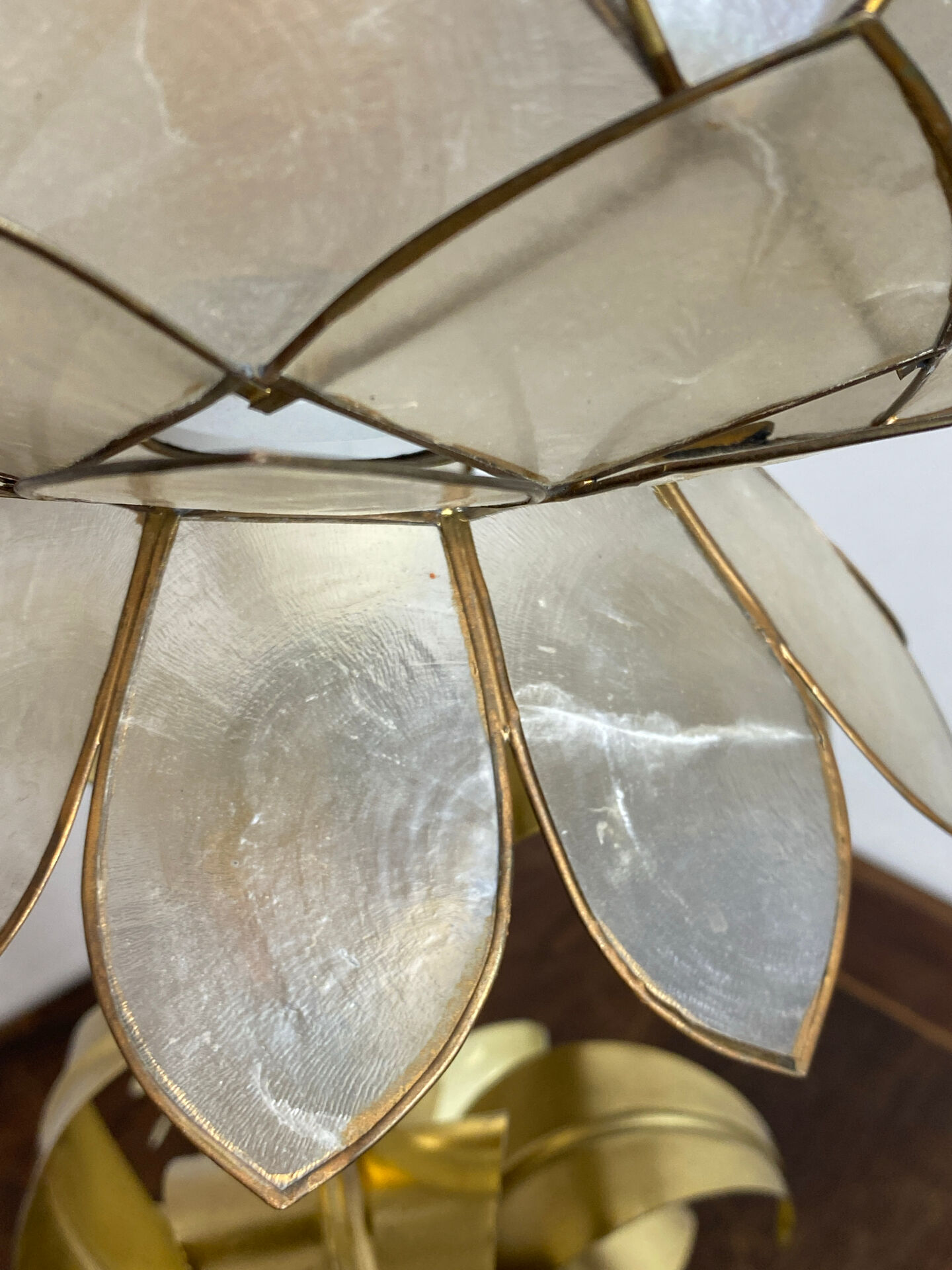 Lampe en laiton, métal et nacre