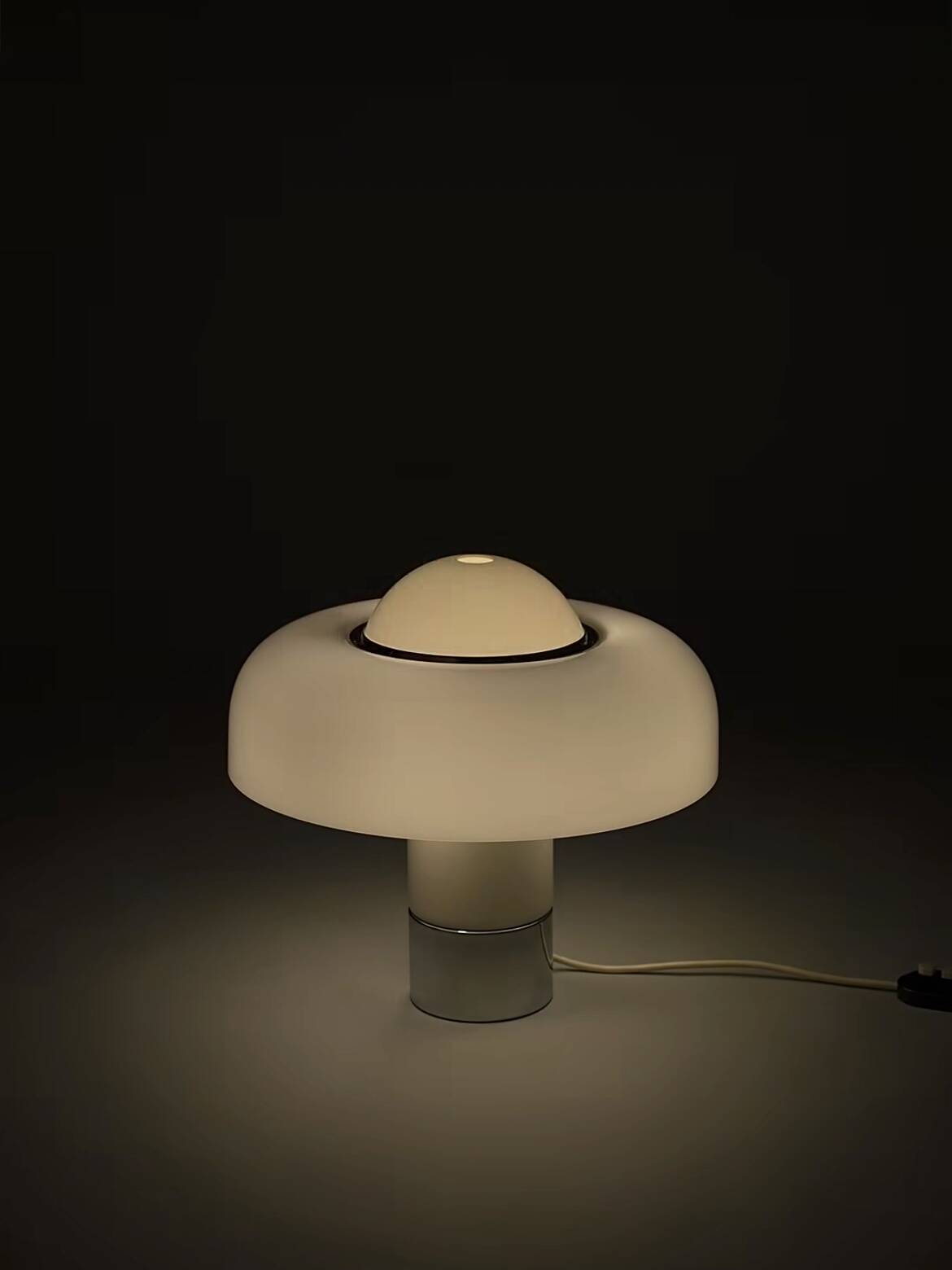Brumbury table lamp in chrome and white by Luigi Massoni for Guzzini 1970