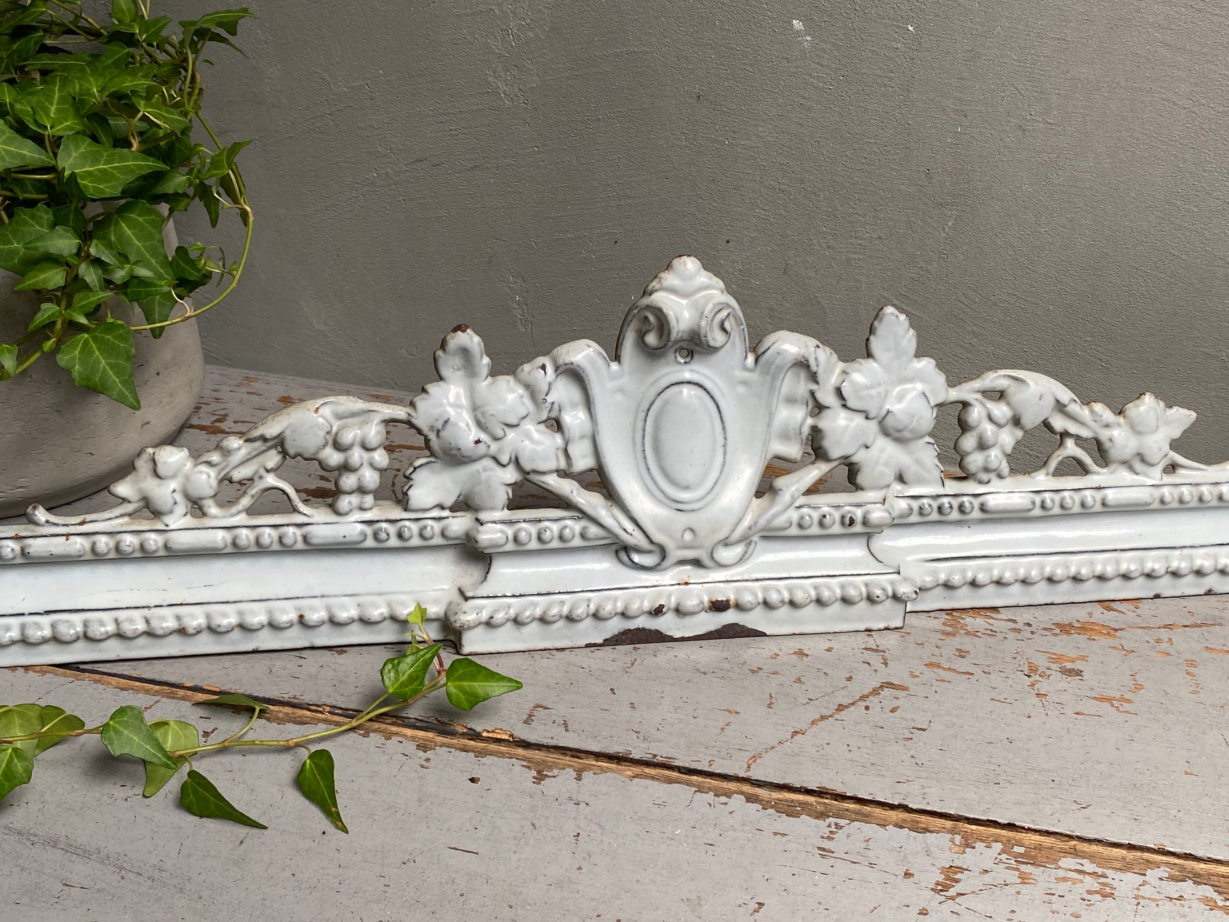 Enamelled cast iron pediment