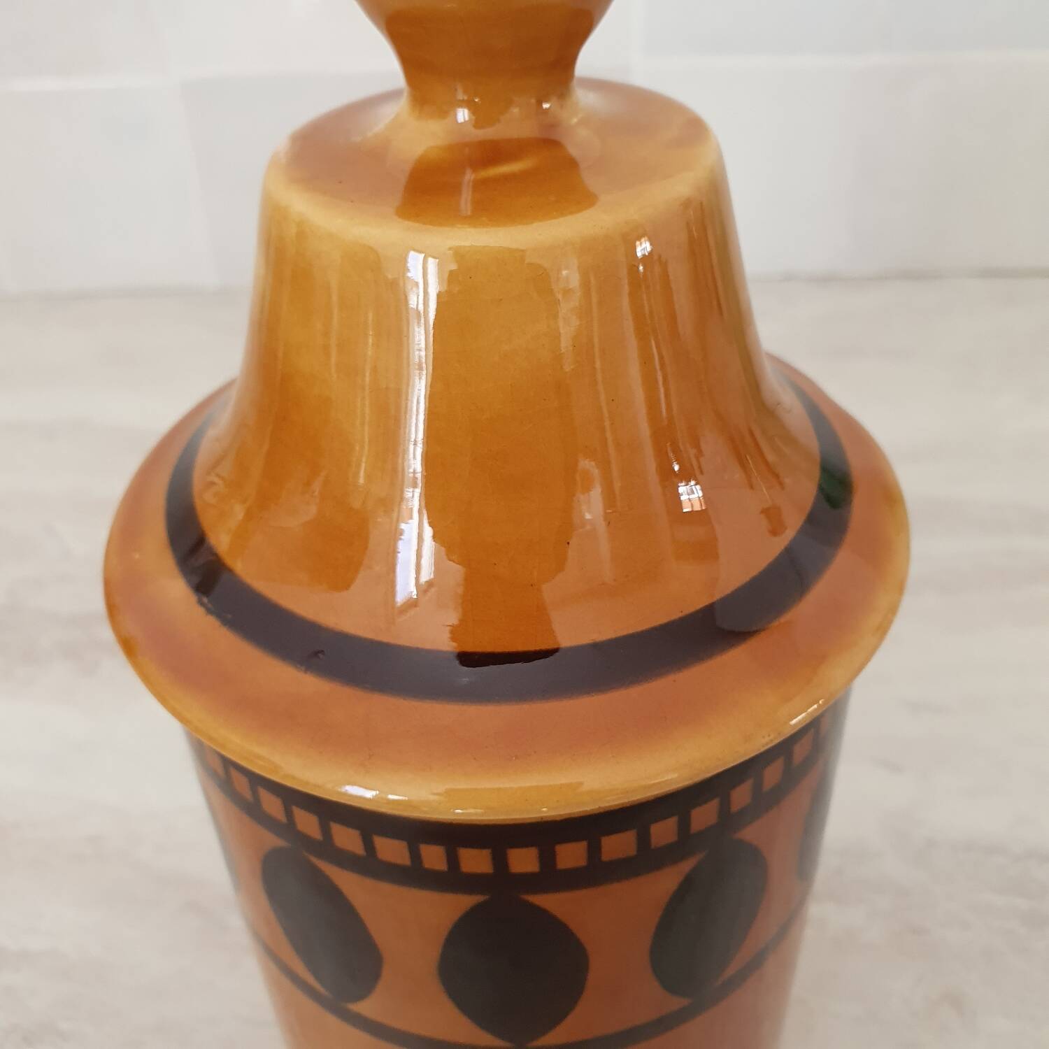 Lonchamp / Pot and its ceramic lid