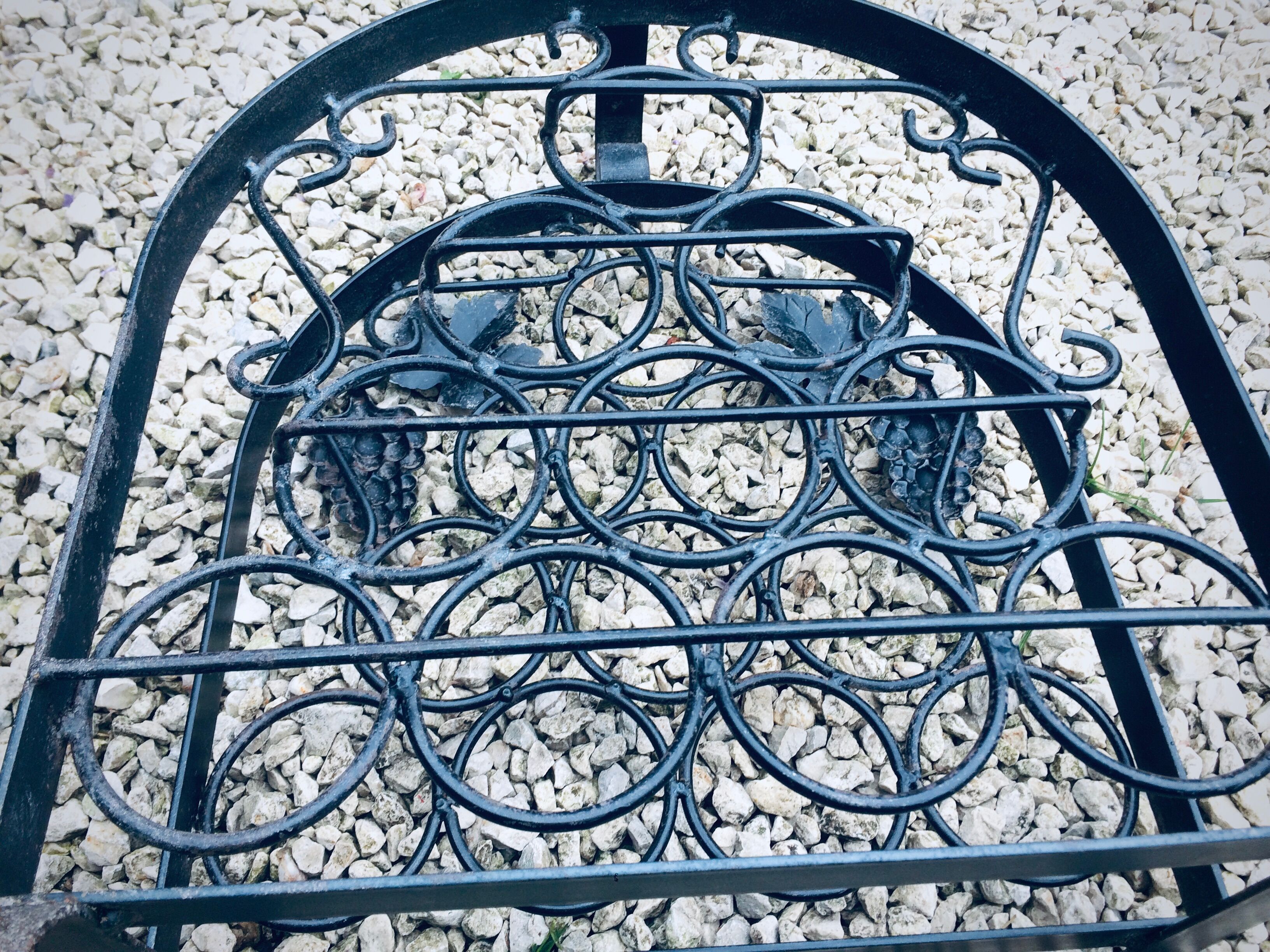 Porte-bouteille ancien en fer forgé